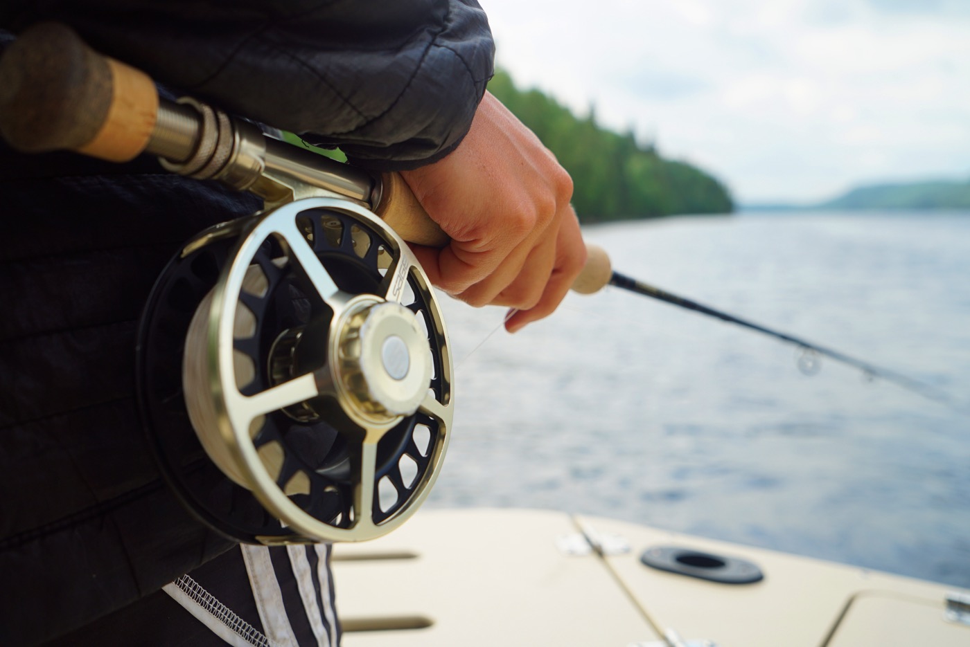 gros plan d'une main de pêcheur pêchant à la mouche à la Zec Bessonne